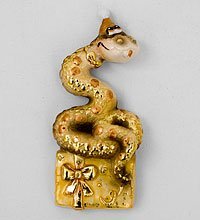 15942 Магнит гипсовый «Змея на коробке» зол.