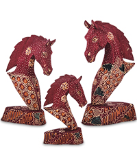 10-014 Фигурка «Лошадь» набор из трех 25,20,15 см (батик, о.Ява)