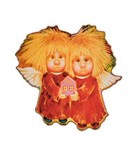 ANG-1762 Брошь деревянная «Ангелы домашнего очага»