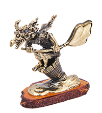 AM-4129 Фигурка «Баба Яга навеселе» (латунь, янтарь)