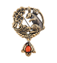 AM-4262 Брошь «Кролик в стране чудес» (латунь, янтарь)